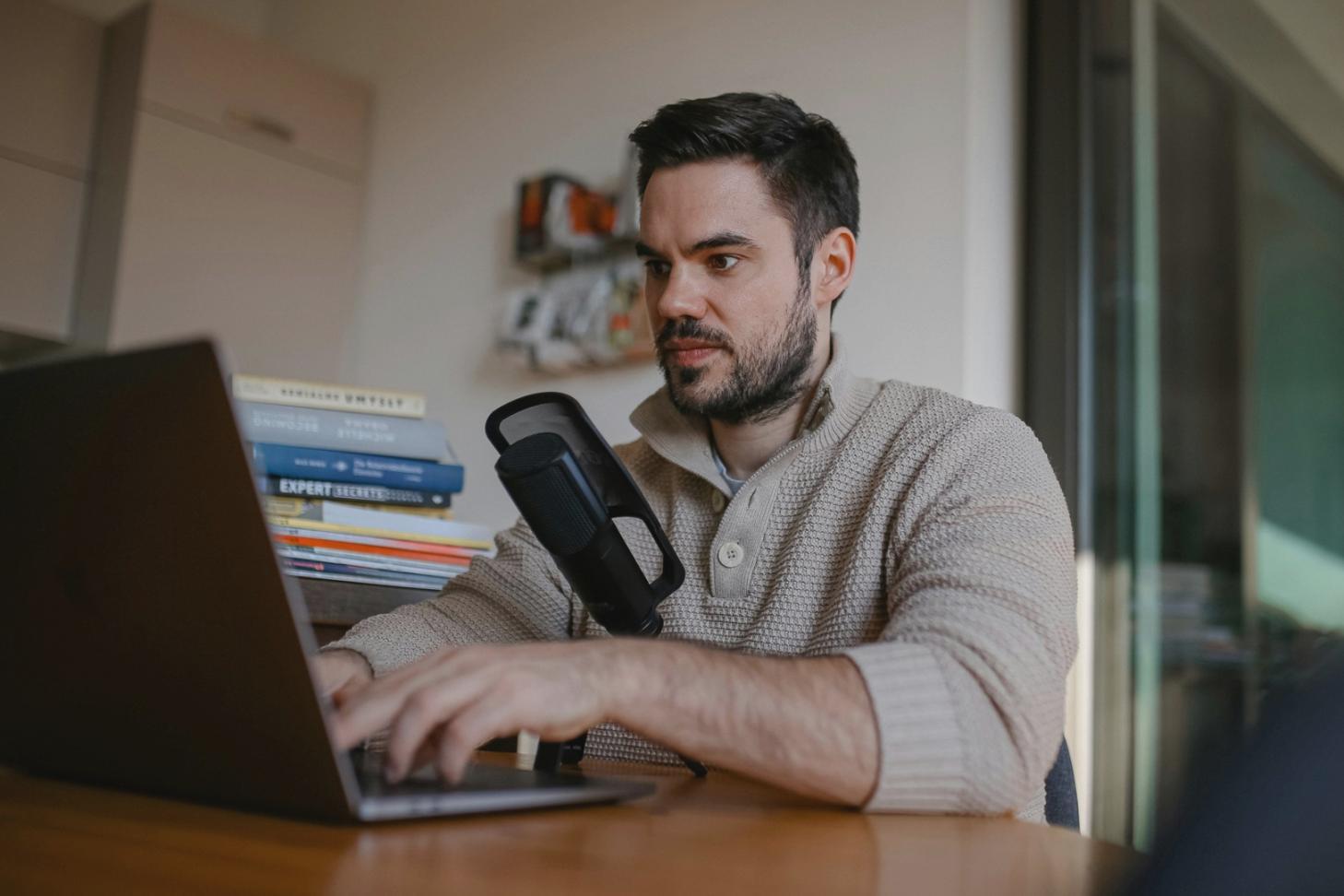 Analyse de scénarios financiers sur écran avec graphiques et tendances